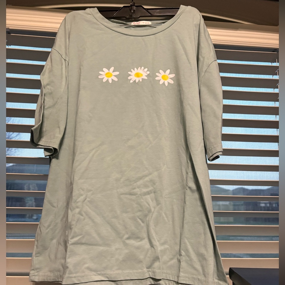 Pastel Mint Daisy Graphic Tee